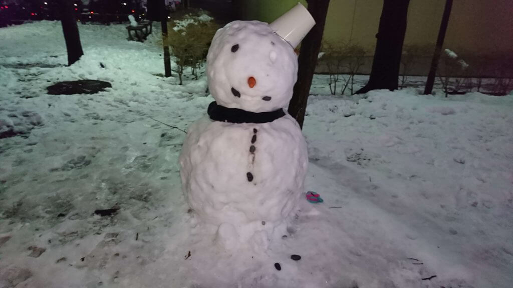 マンションの広場の雪だるま